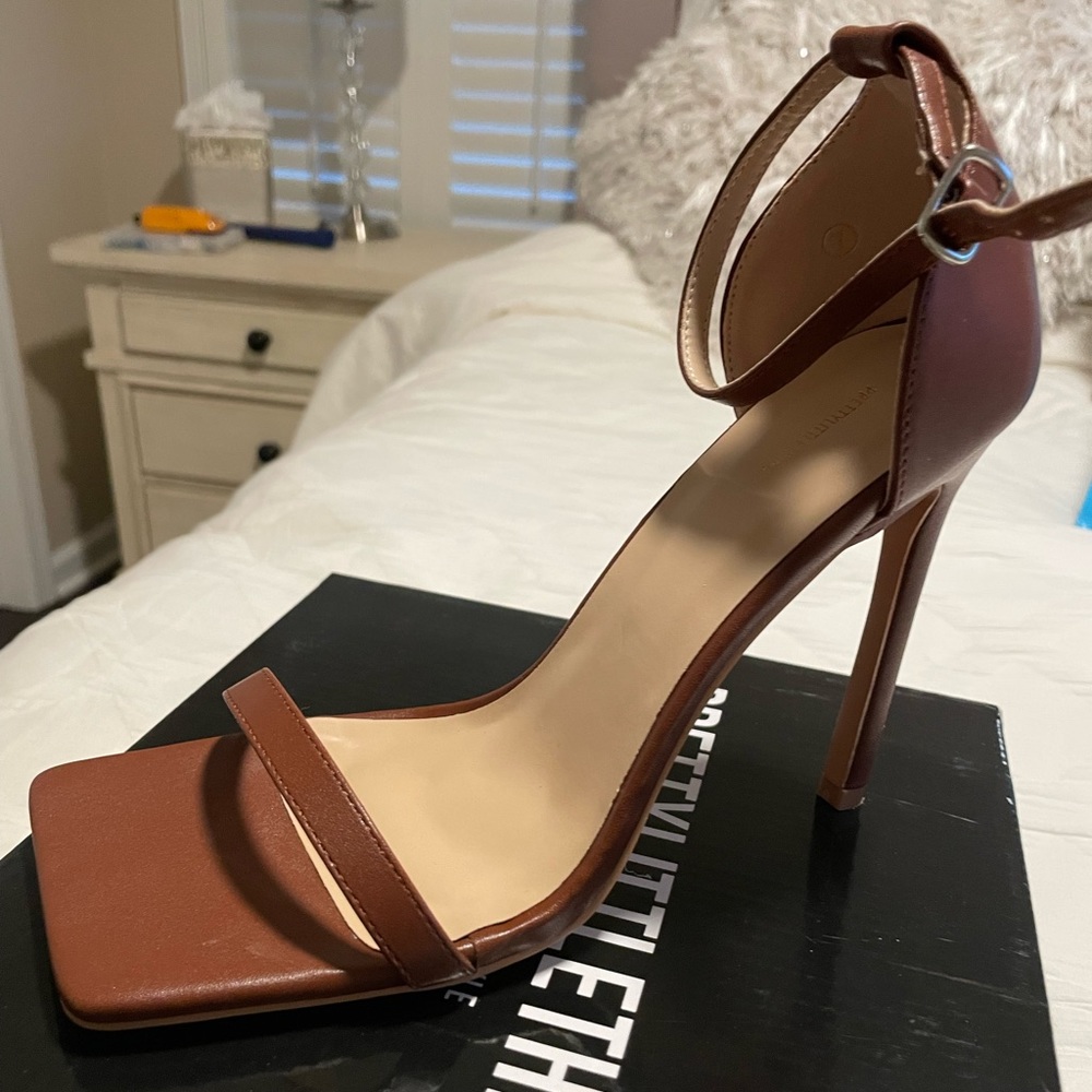 Pretty Little Thing Sandals - Picture 3 of 5
